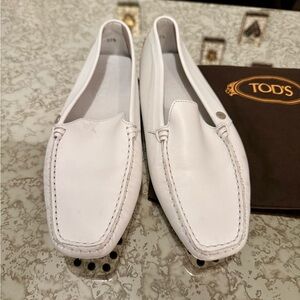 Tod's White Leather Gommino Leather Loafers